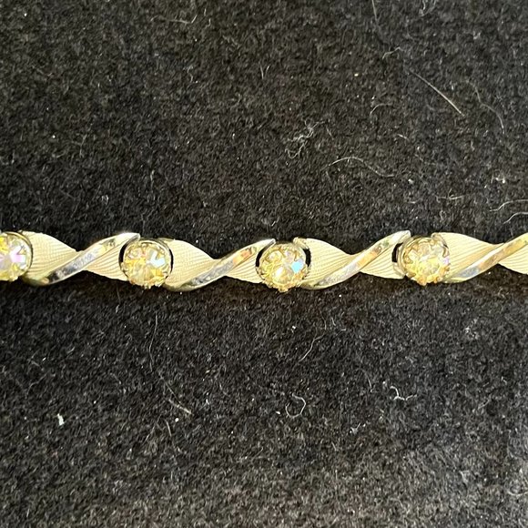 Jewelry - Vintage Unique ‘Chainlink’ Silver Tone Bracelet w/ ‘Confetti’ Crystals 6 ½”